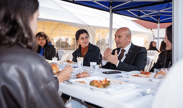 Başkan Soyer öğrenci sofrasına konuk oldu