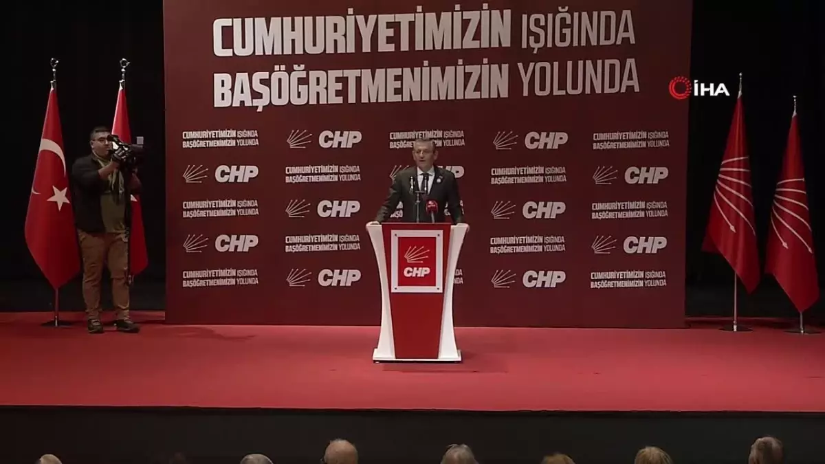 CHP Genel Başkanı Özel, Öğretmenlerle Buluştu: ‘Maaşlar Eşitlenecek’