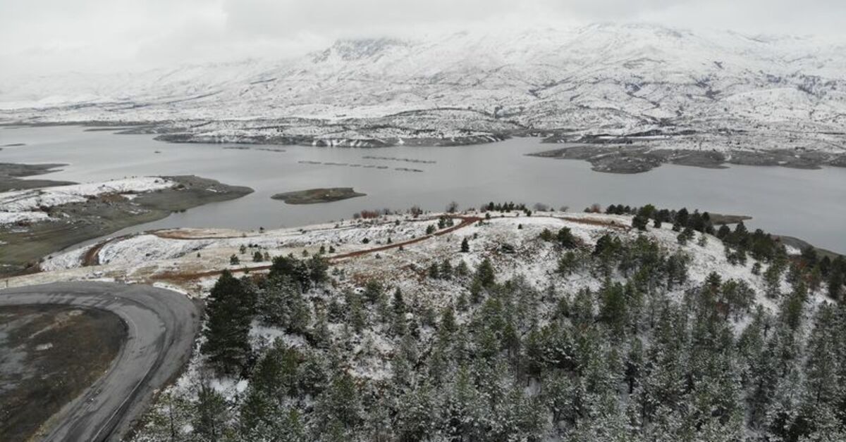 Malatya’da Sürgü Barajı beyaz örtüyle kaplandı